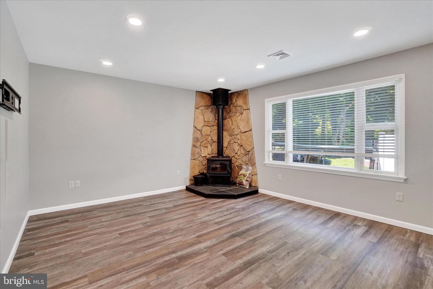 1542 Bonbar Road photo 9