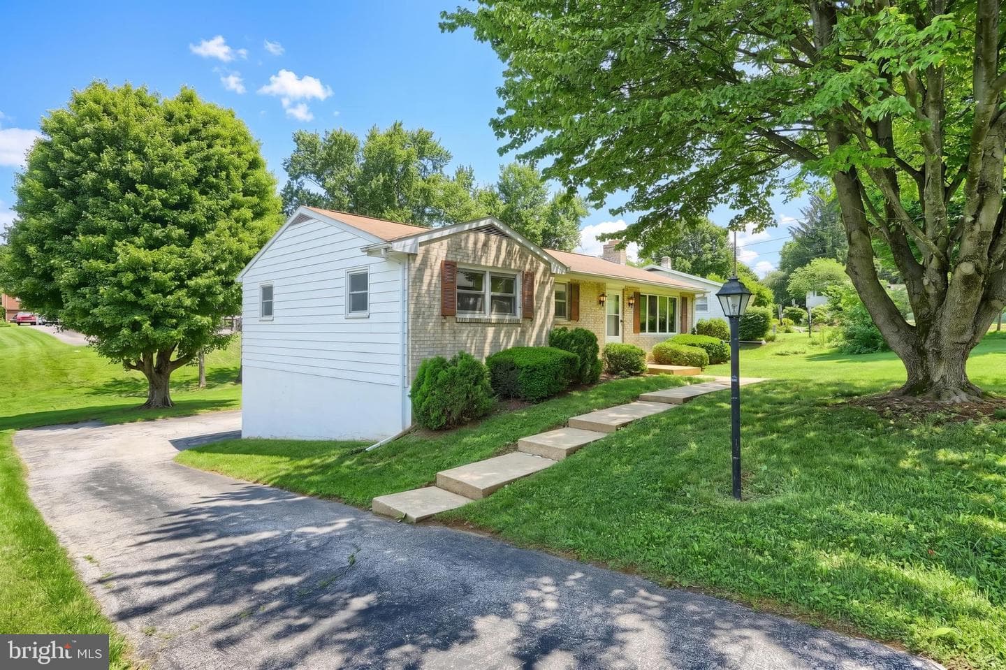 457 Holyoke Drive photo 2