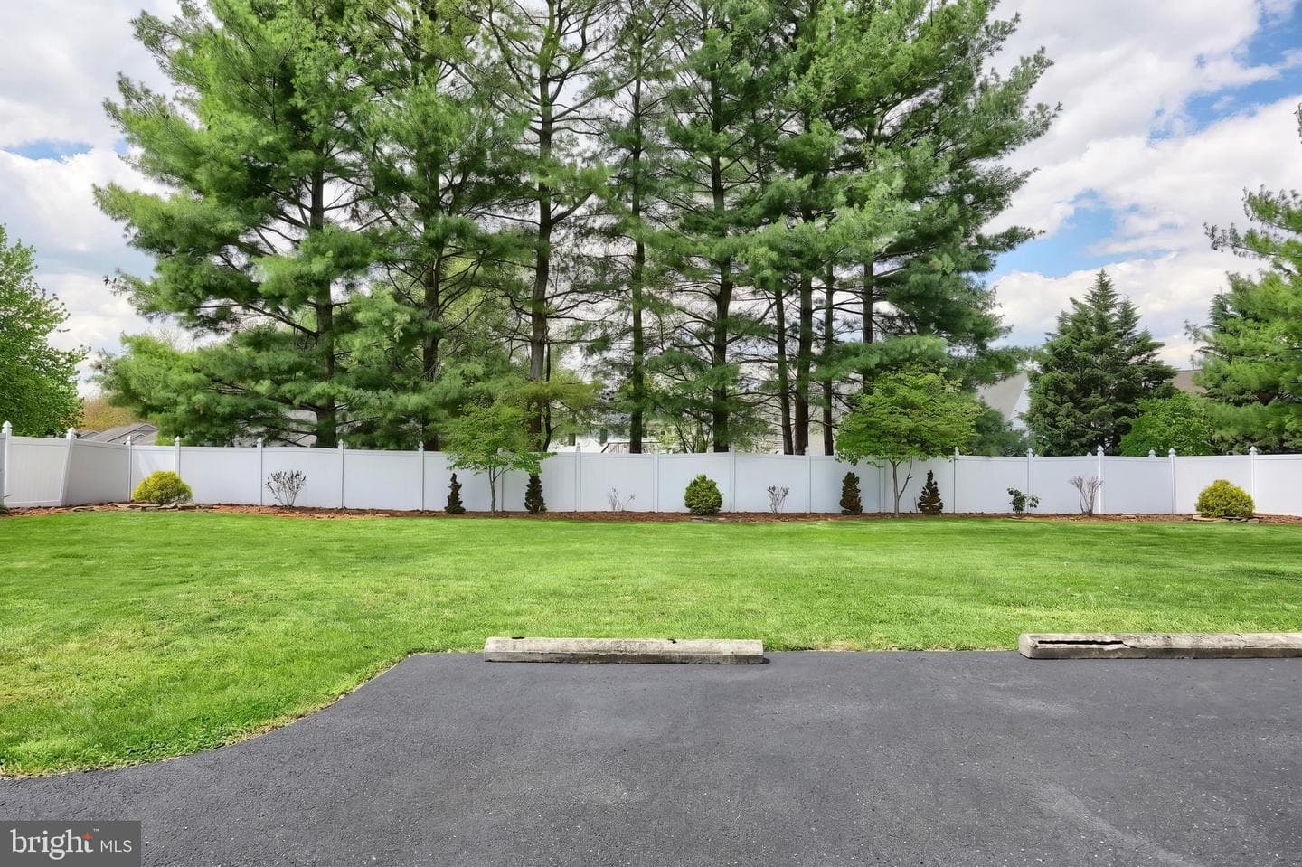 345 Westminster Avenue photo 17