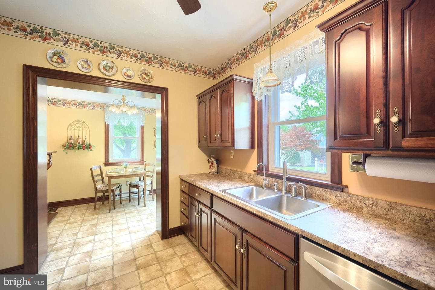 345 Westminster Avenue photo 31