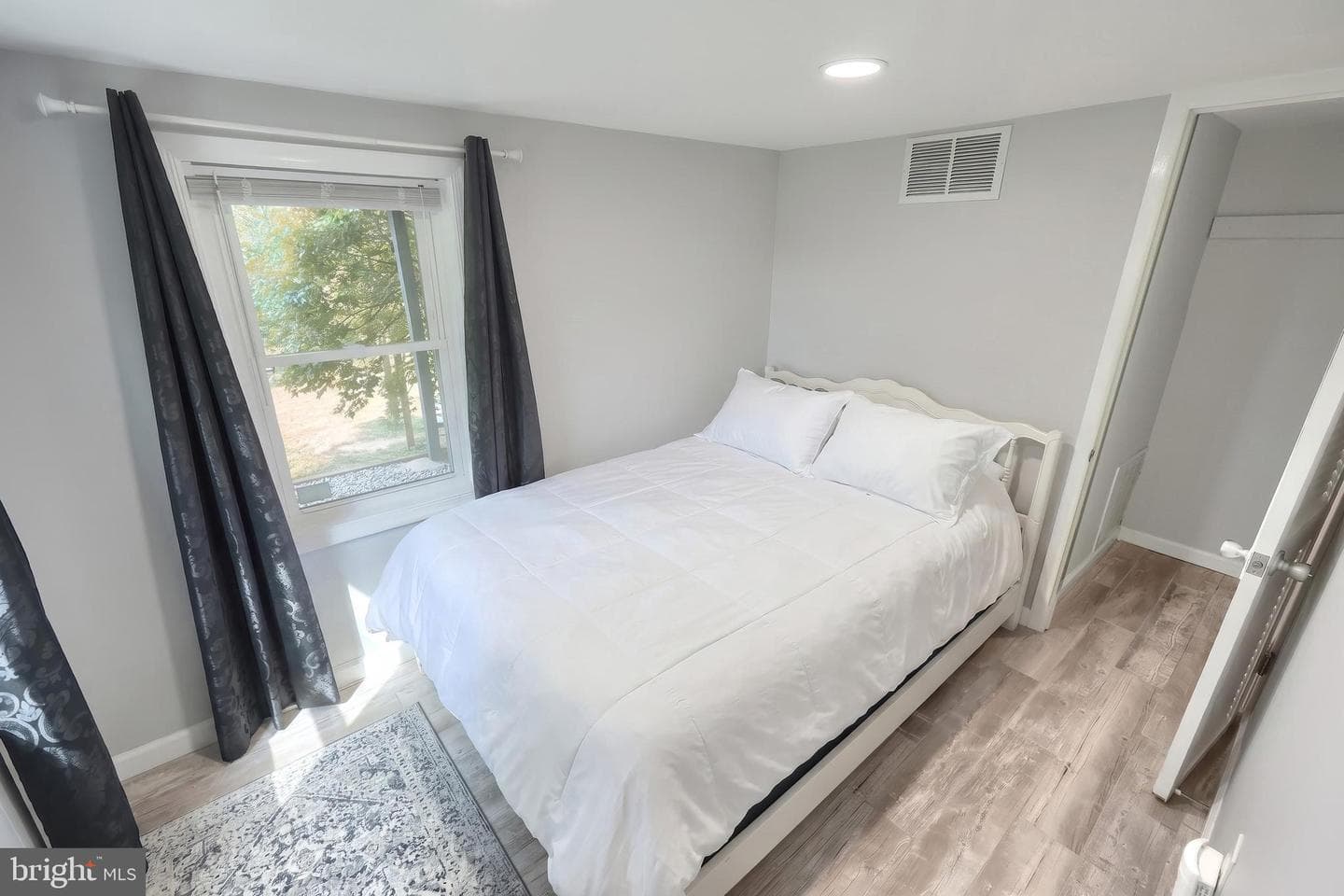 1410 W Locust St photo 14