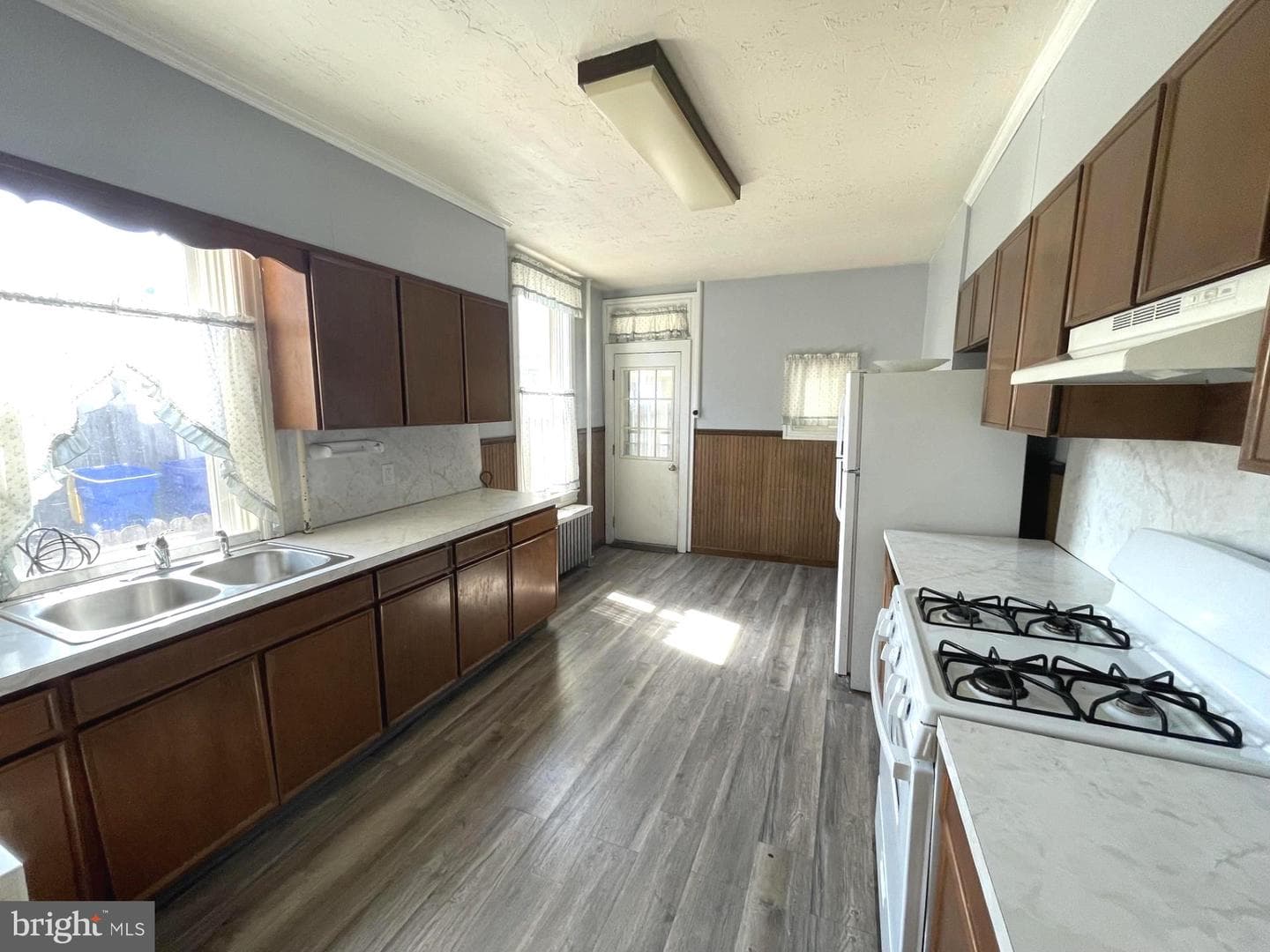 1136 E South Street photo 3