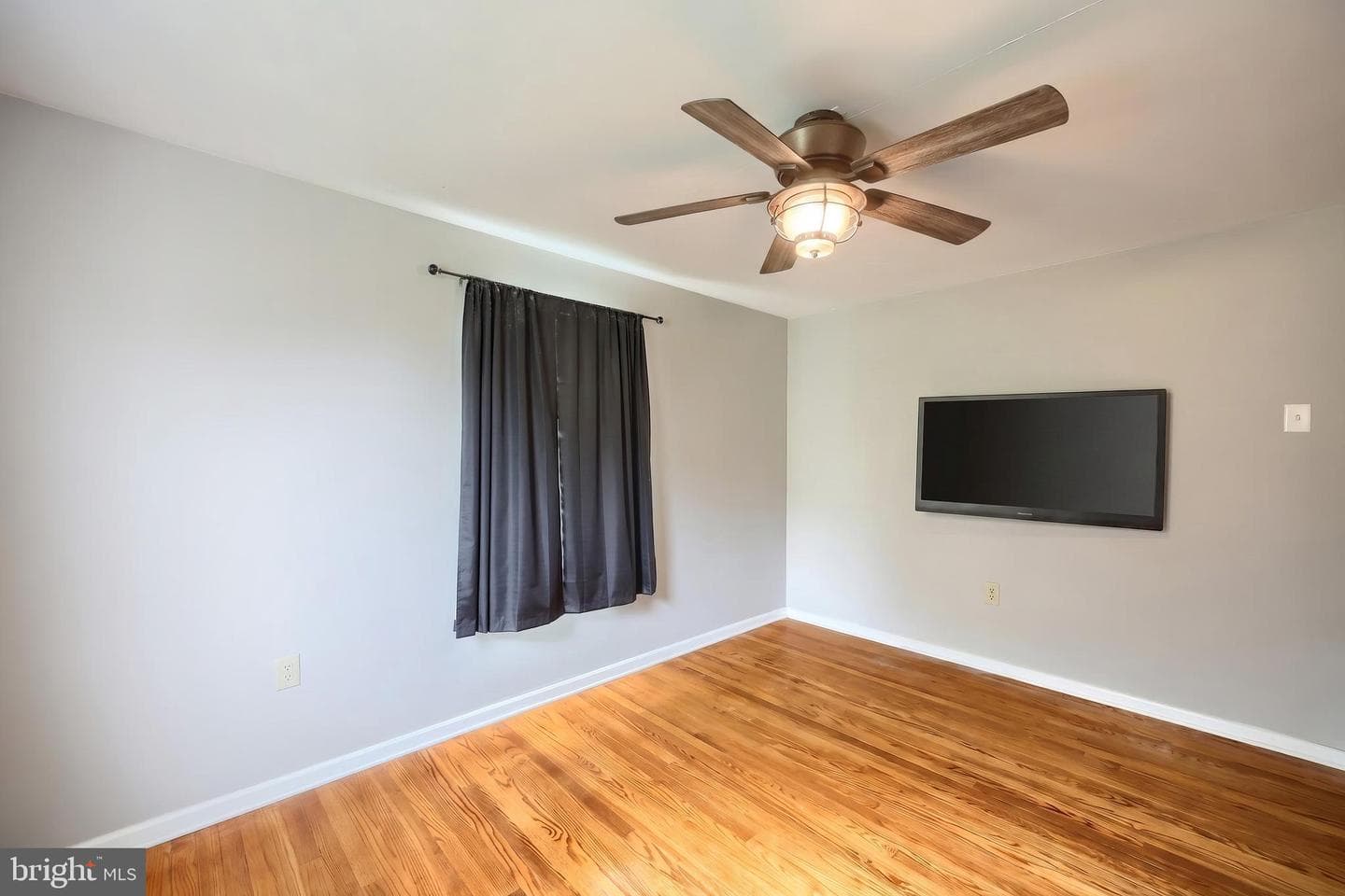 724 Village Road photo 18