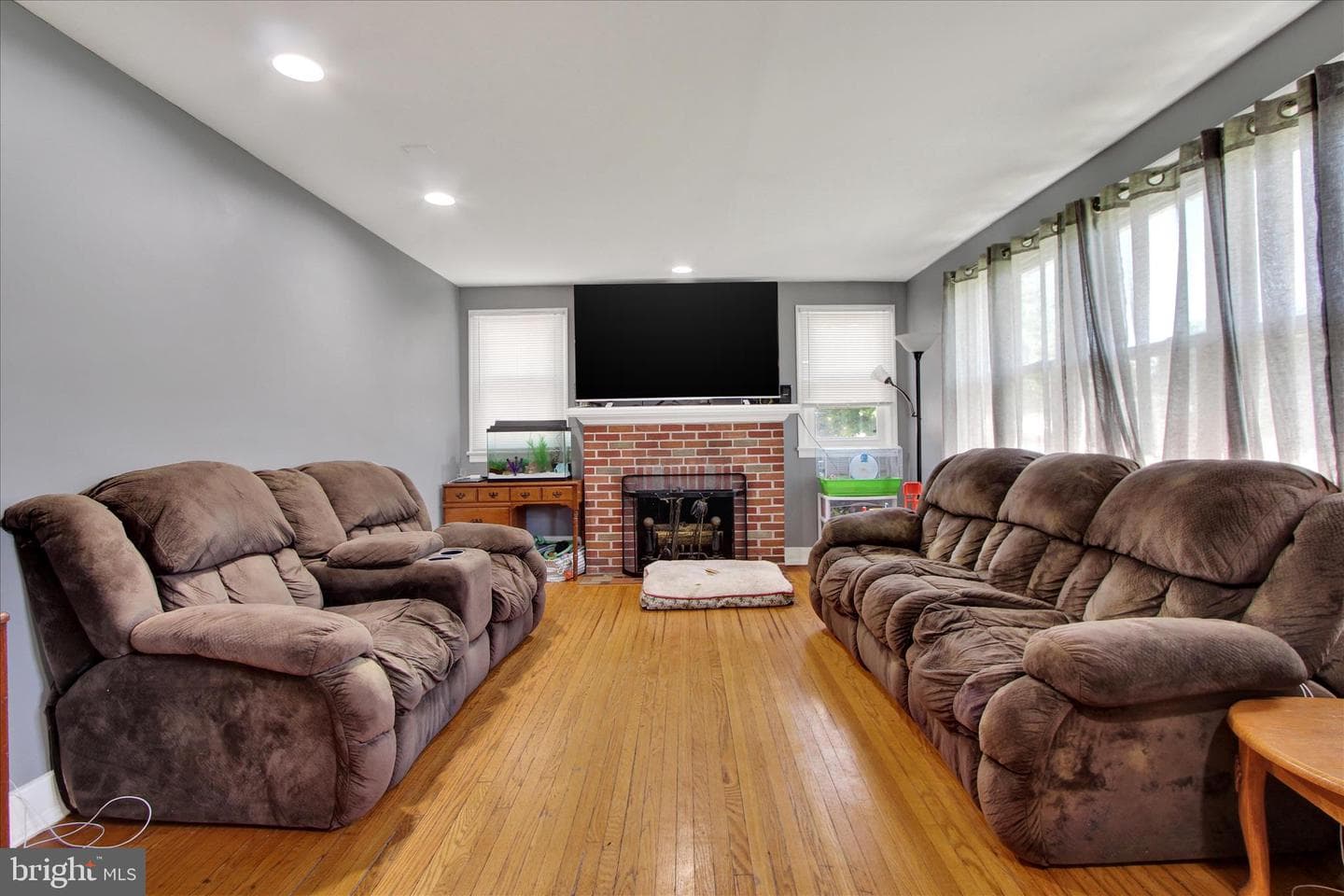 2250 S Queen Street photo 2