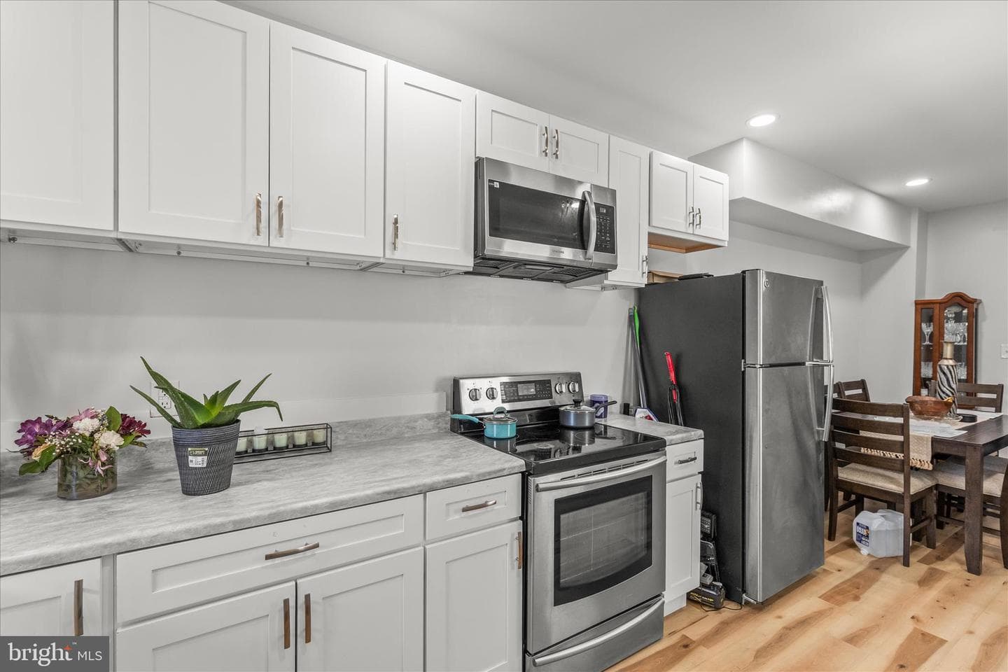 556 Salem Avenue photo 11