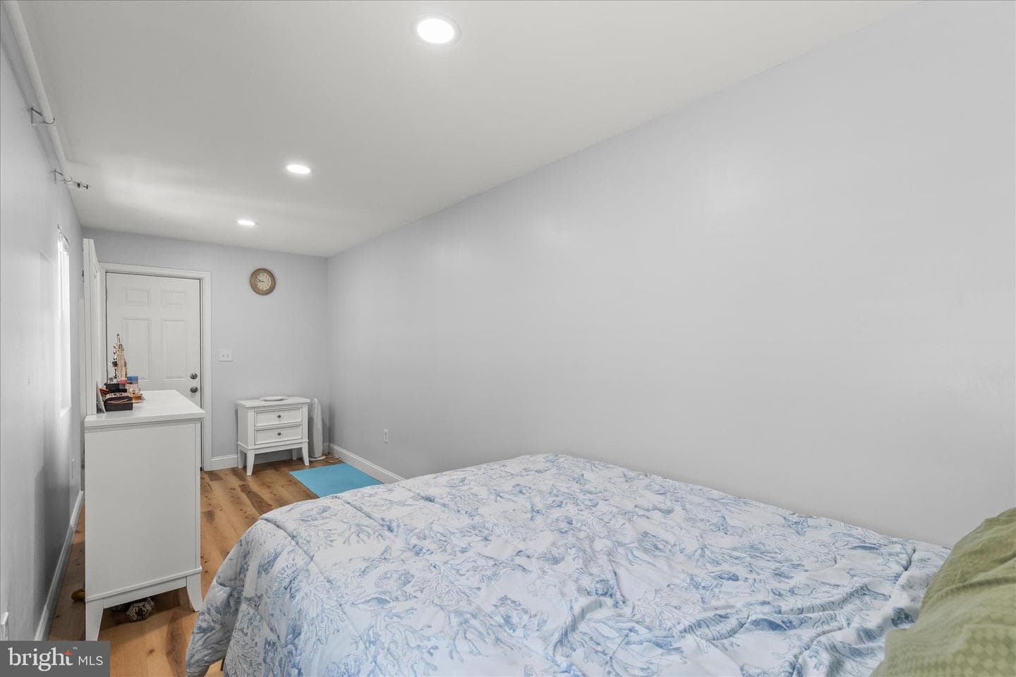 556 Salem Avenue photo 18
