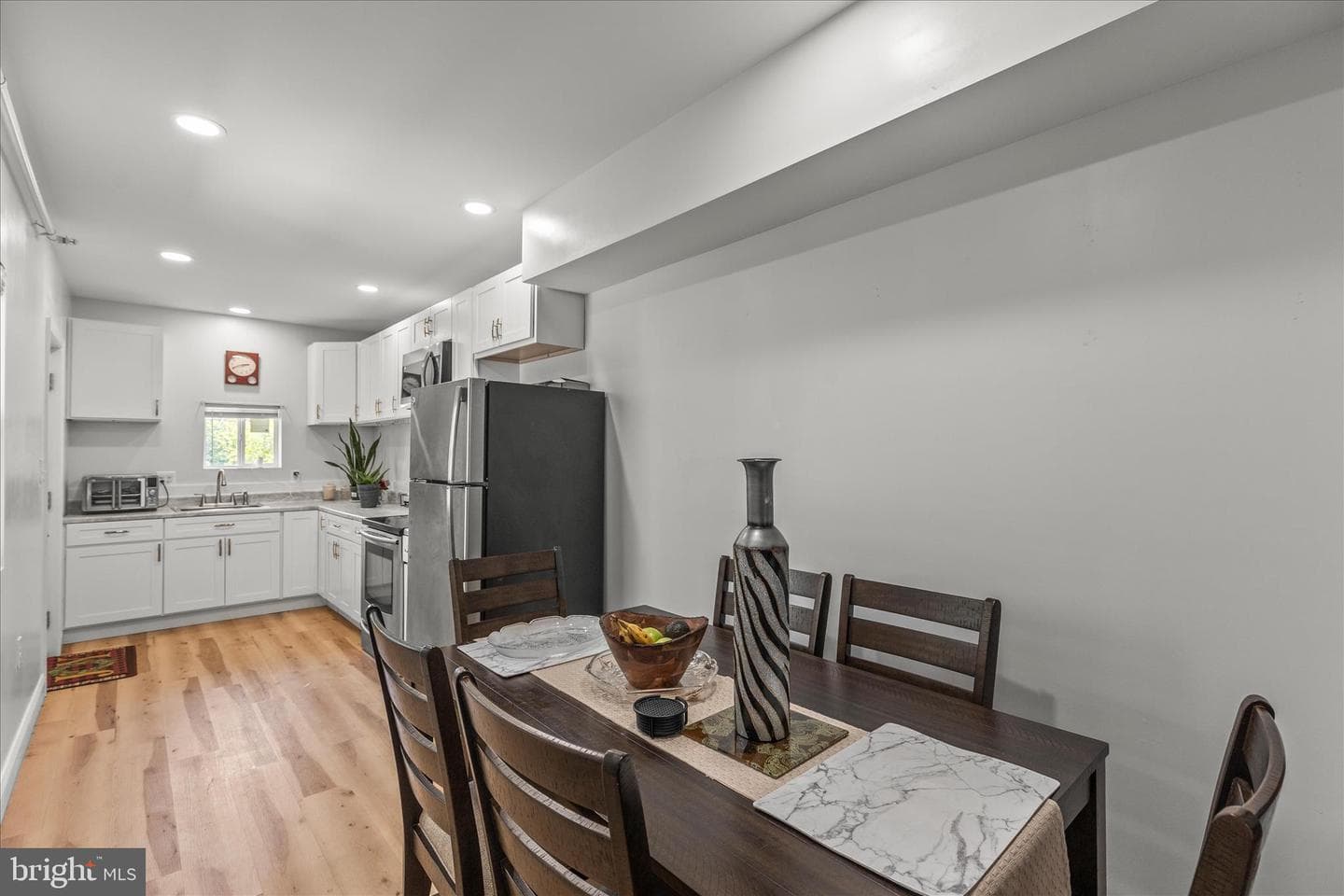 556 Salem Avenue photo 8