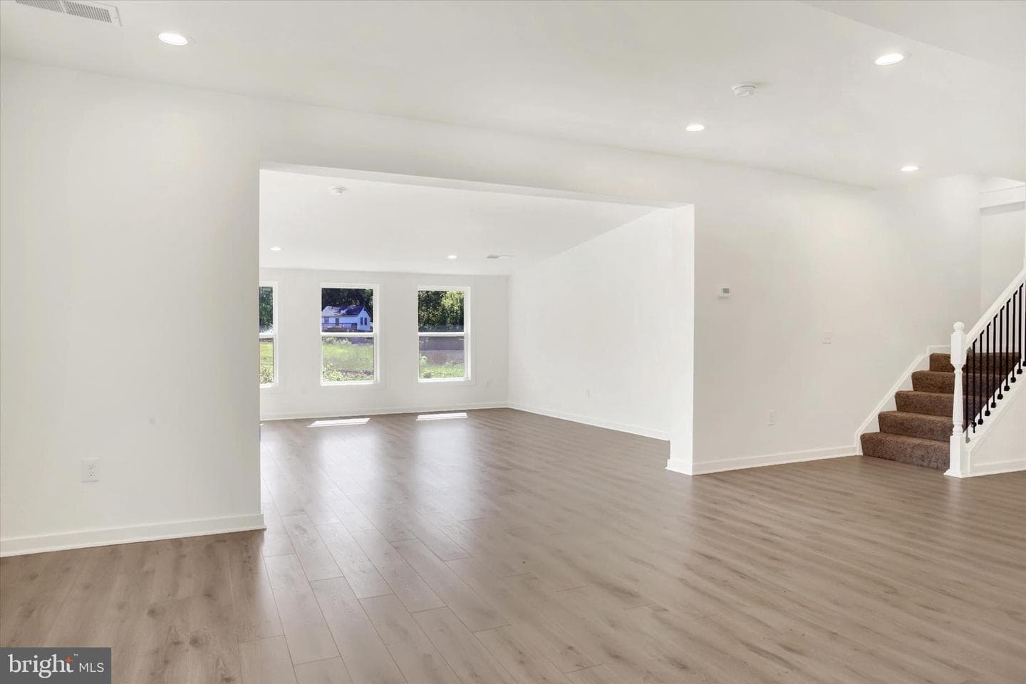 876 Cardinal Lane photo 9