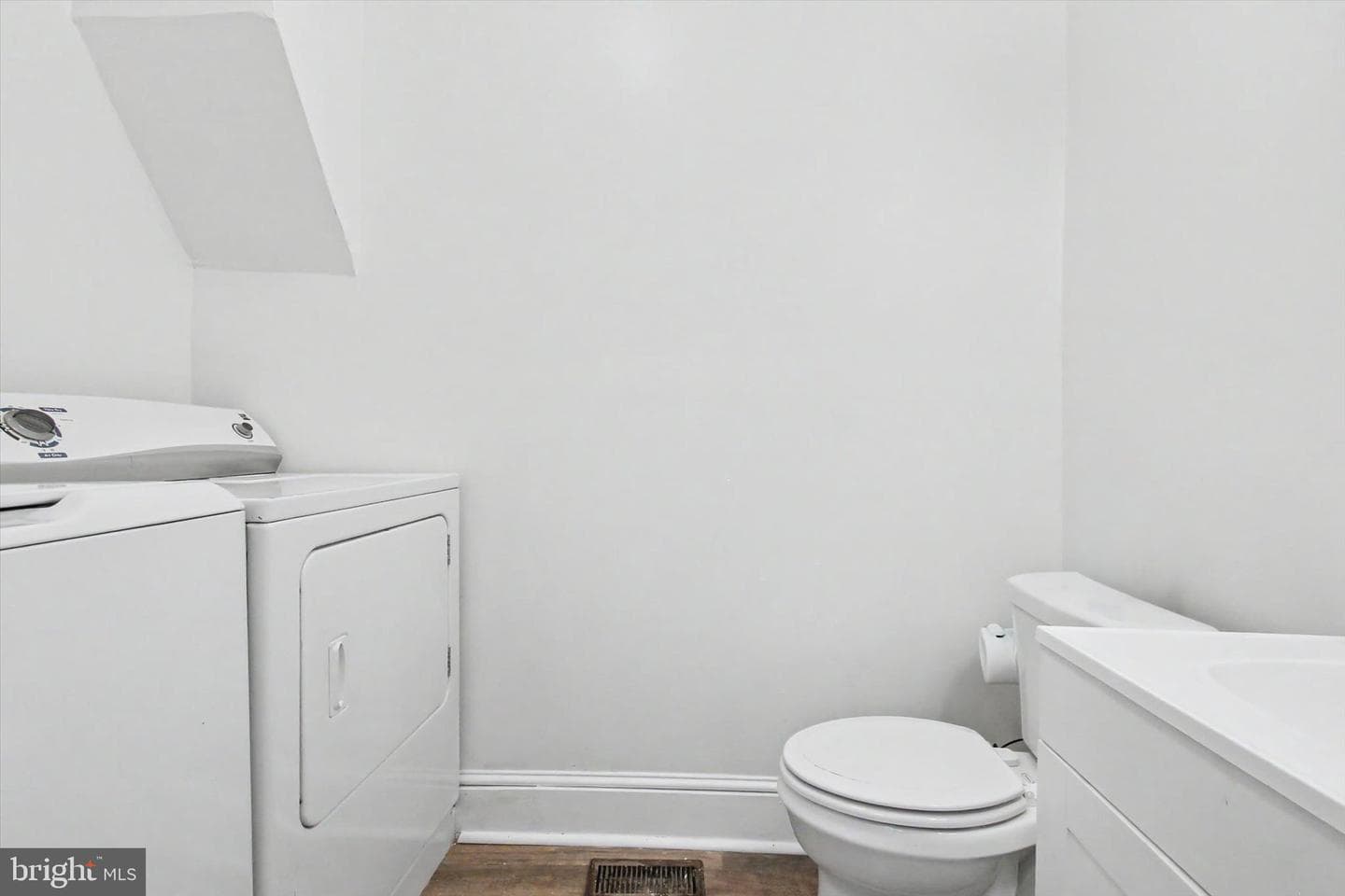 511 W Philadelphia St photo 12