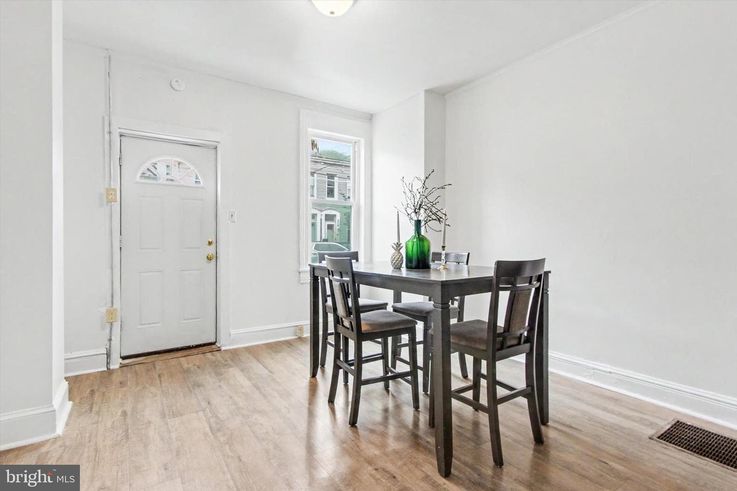 511 W Philadelphia St photo 4