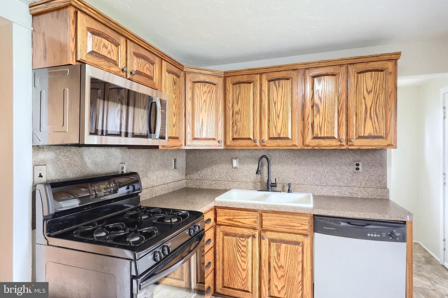 1019 W College Avenue photo 16