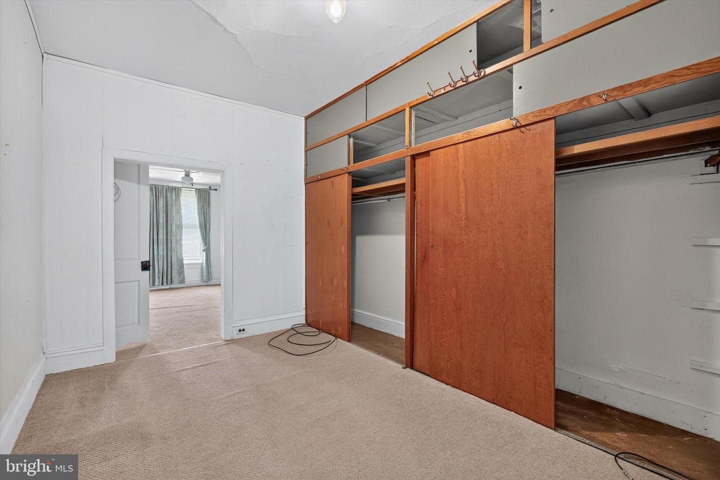561 S Queen Street photo 12