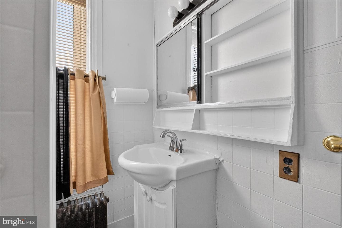 561 S Queen Street photo 17