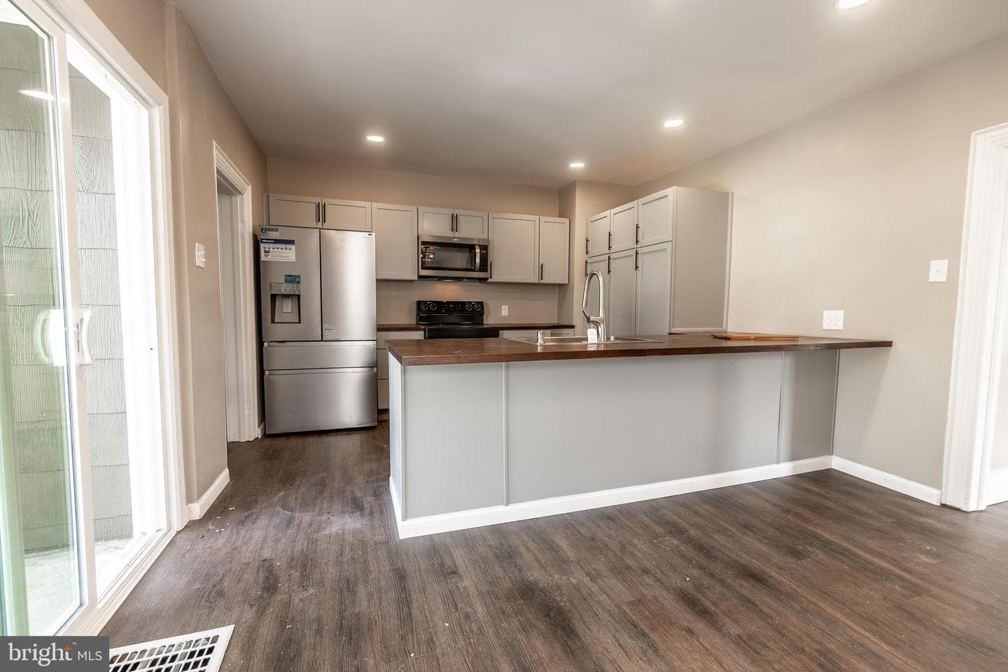 229 2nd Avenue photo 5