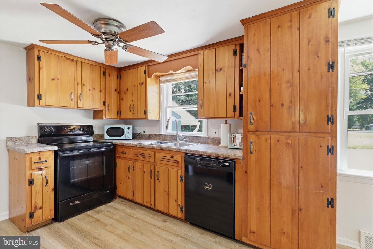 2260 S George Street photo 12