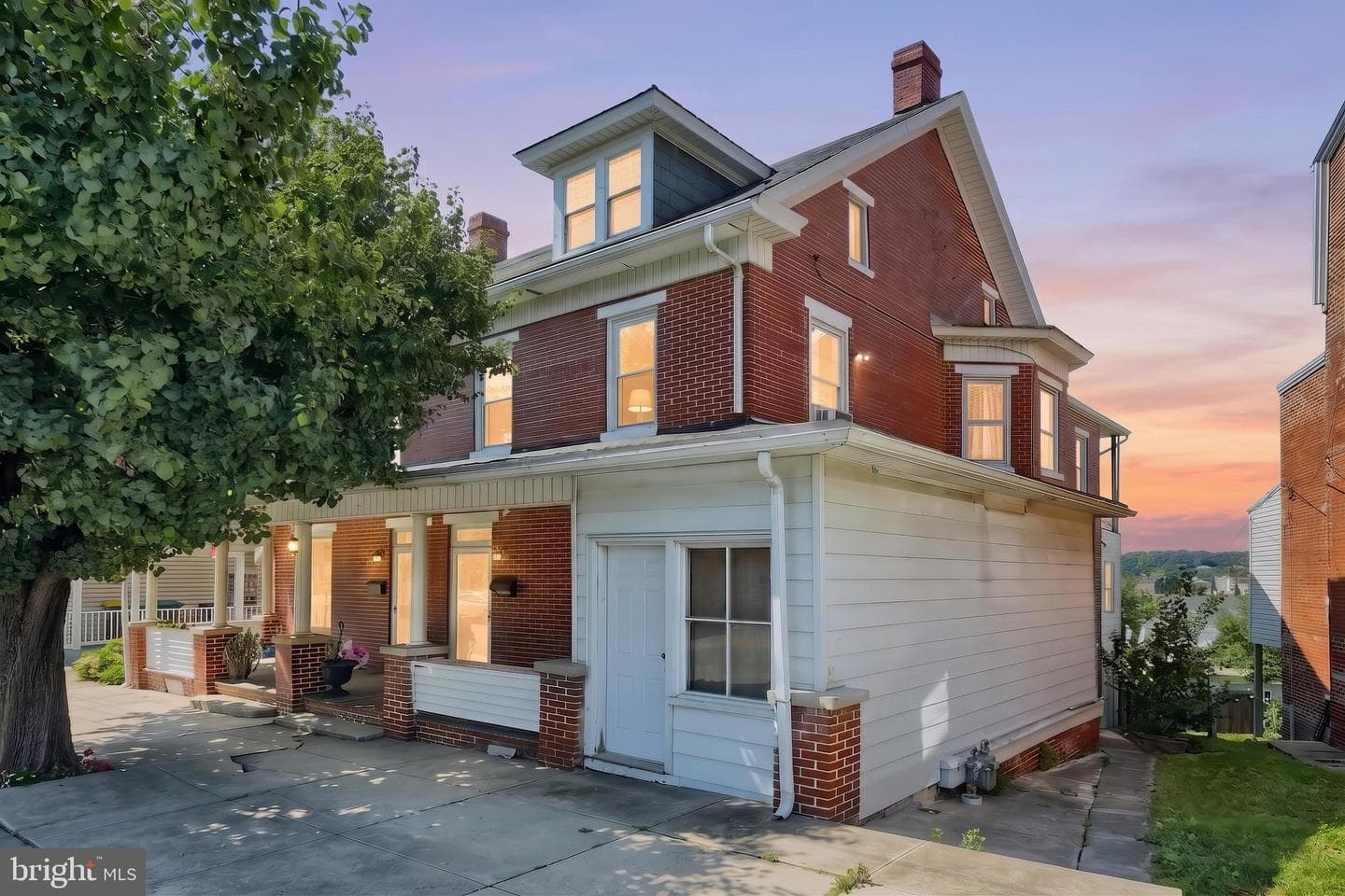 509 W Broadway, Red Lion