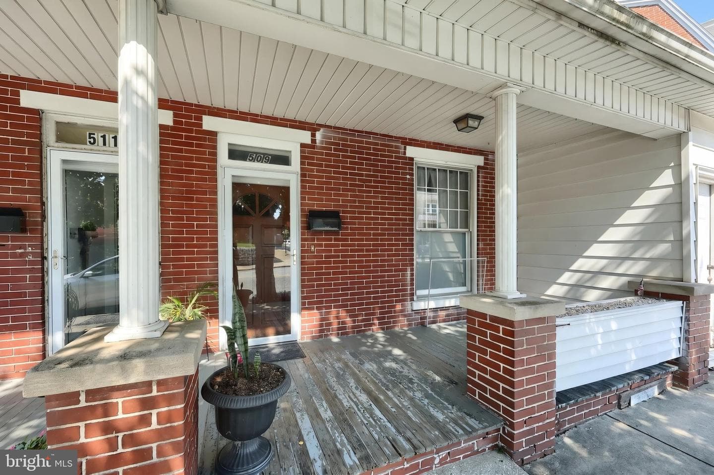 509 W Broadway, Red Lion