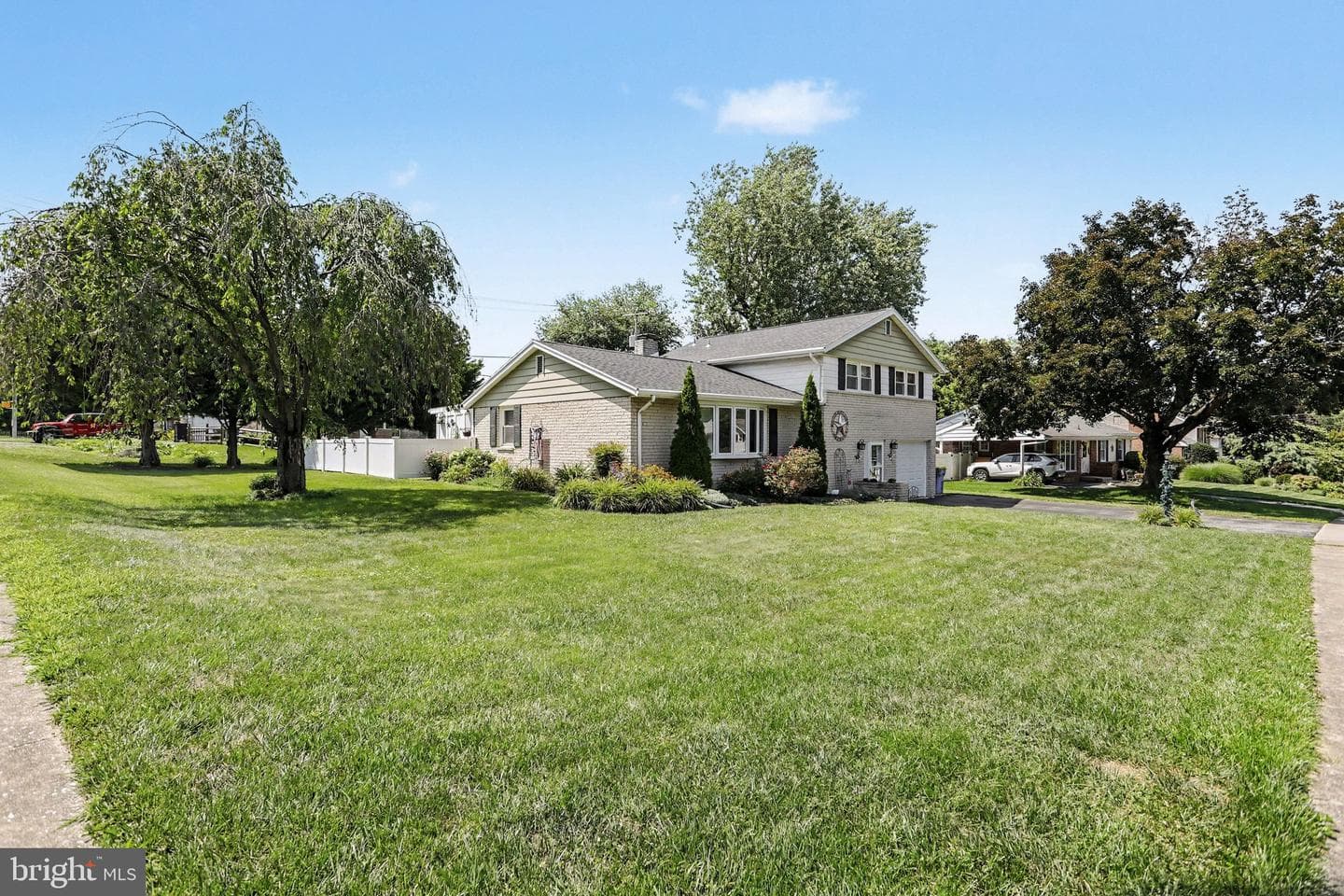 398 Folkstone Way photo 25