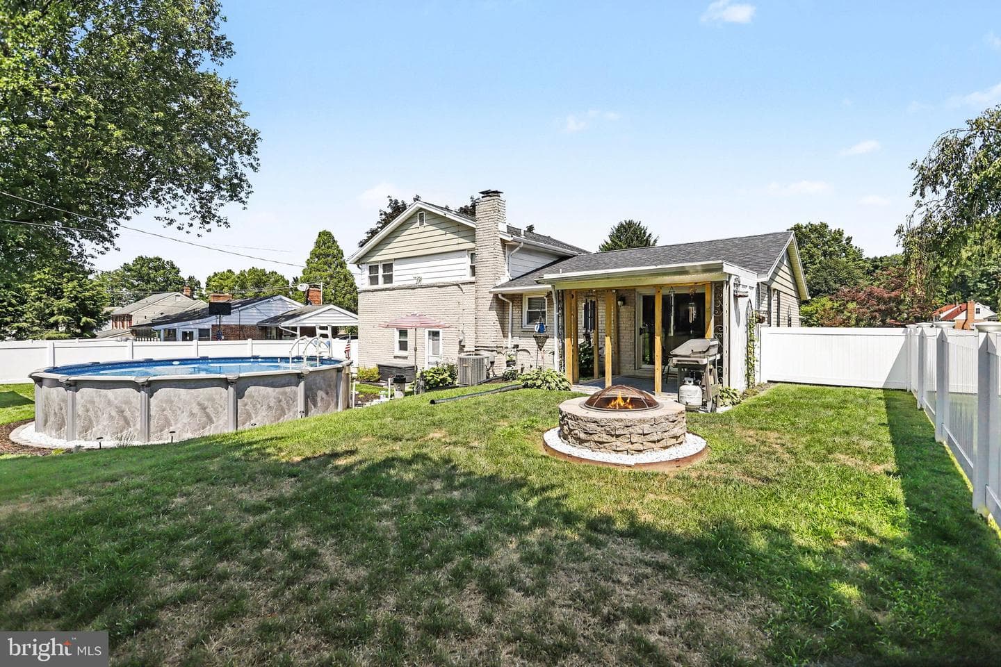 398 Folkstone Way photo 3