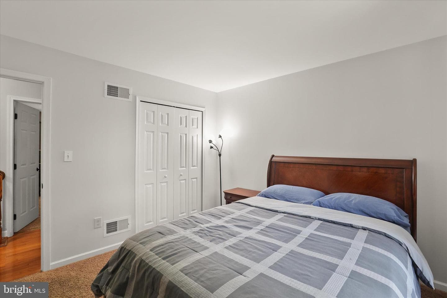 135 Surrey Lane photo 32