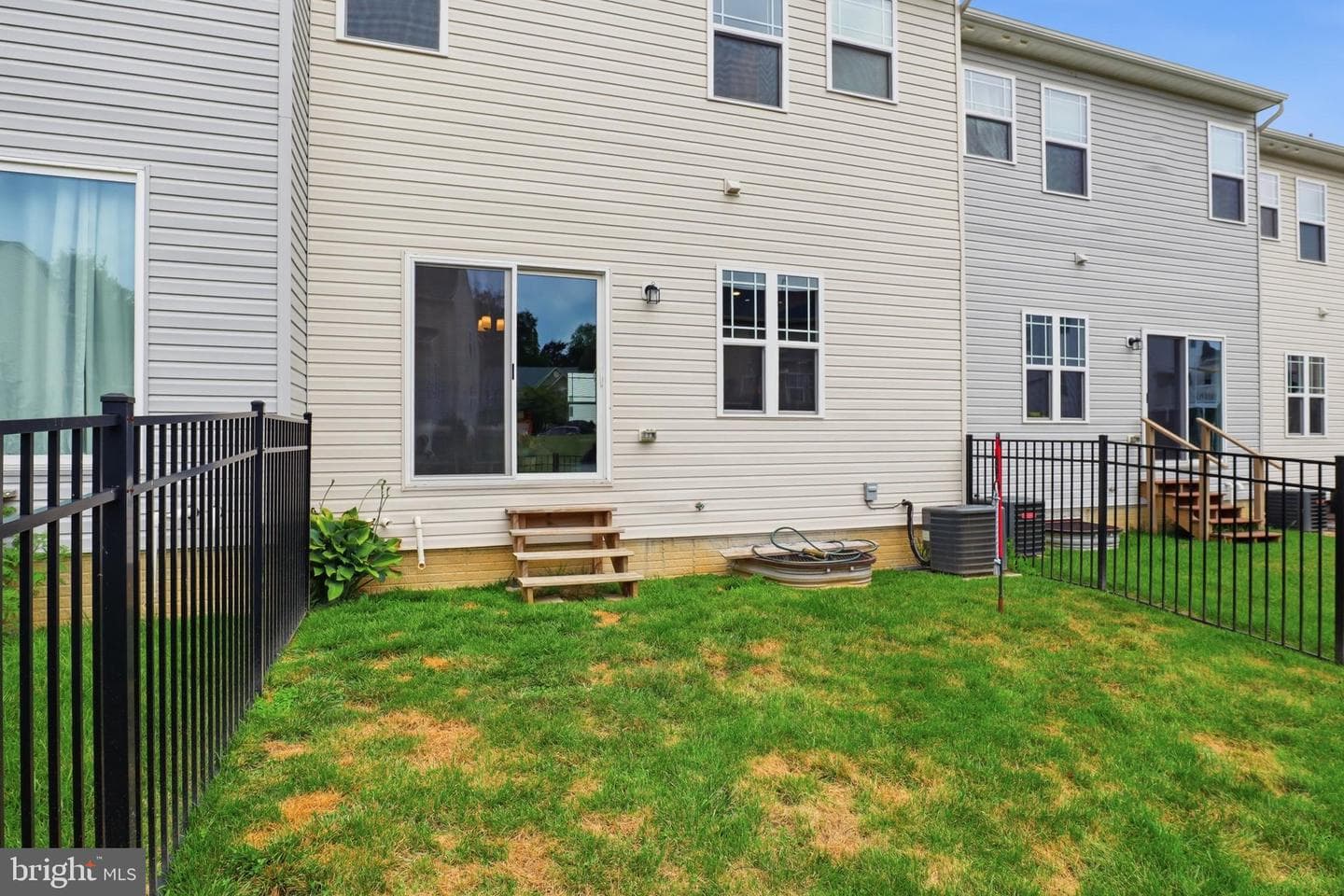 141 Sussex Place photo 30