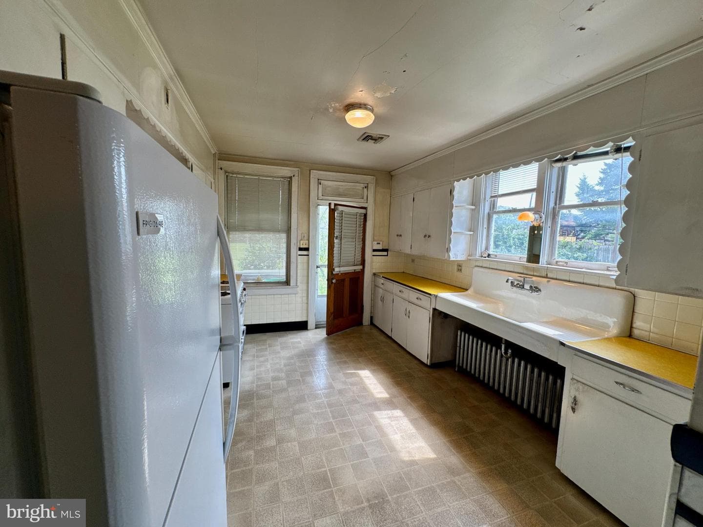 990 E Philadelphia Street photo 17