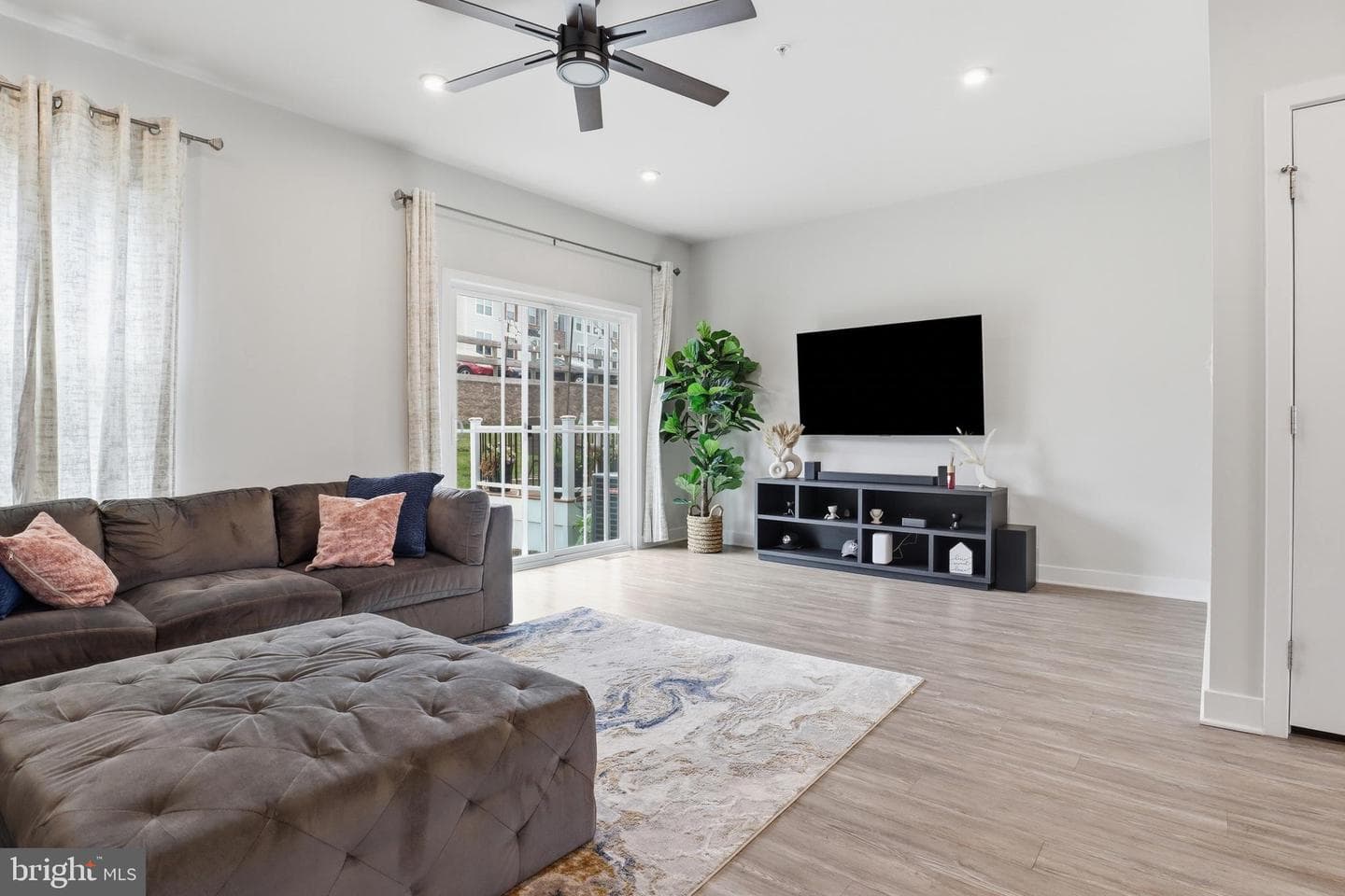 1054 Rosecroft Lane #24 photo 6