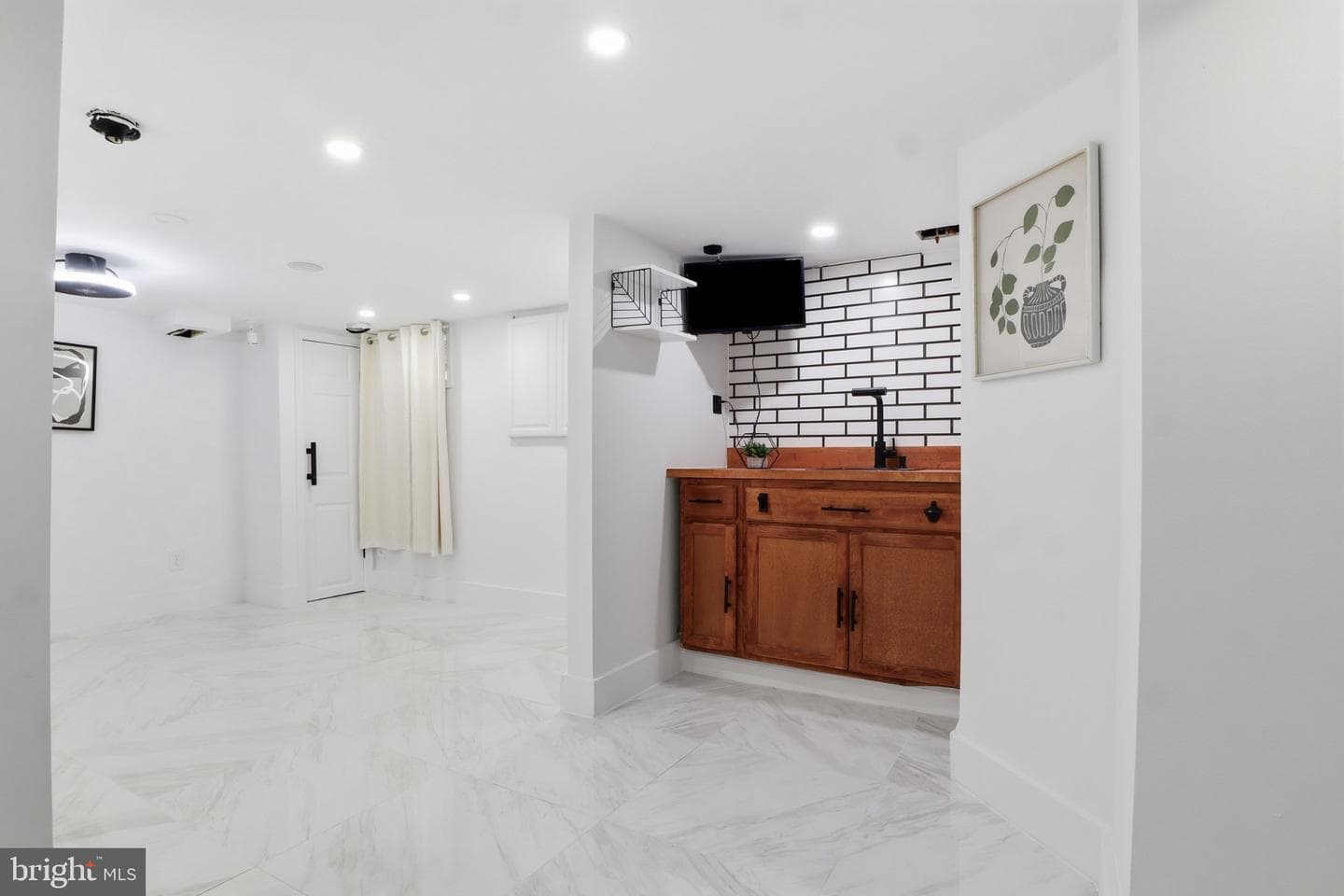931 E Philadelphia Street photo 33