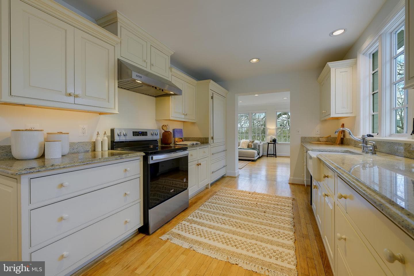 2625 S Hayes Street photo 13
