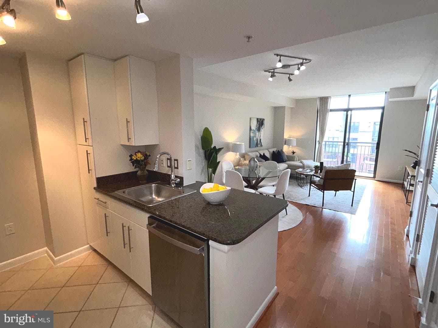 1021 N Garfield Street #812 photo 2