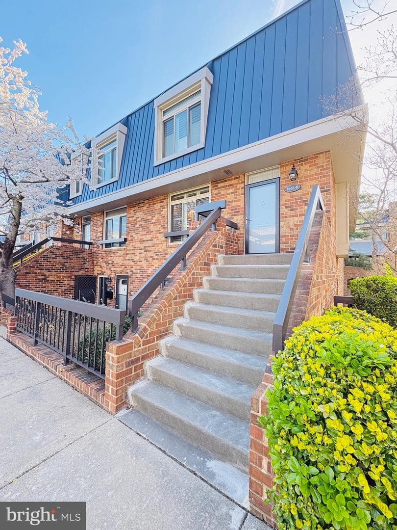 1661 S Hayes Street #2