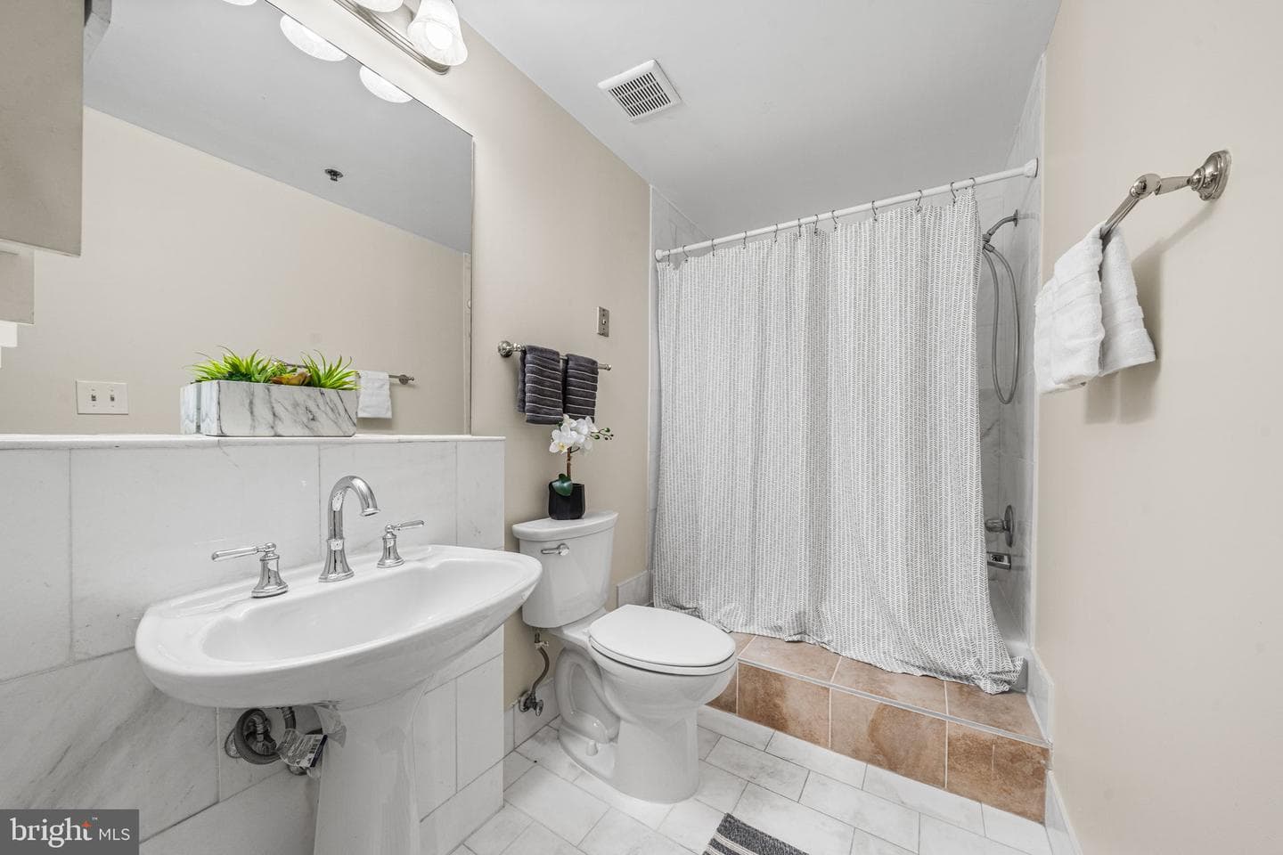 1211 S Eads St # 1305 photo 18