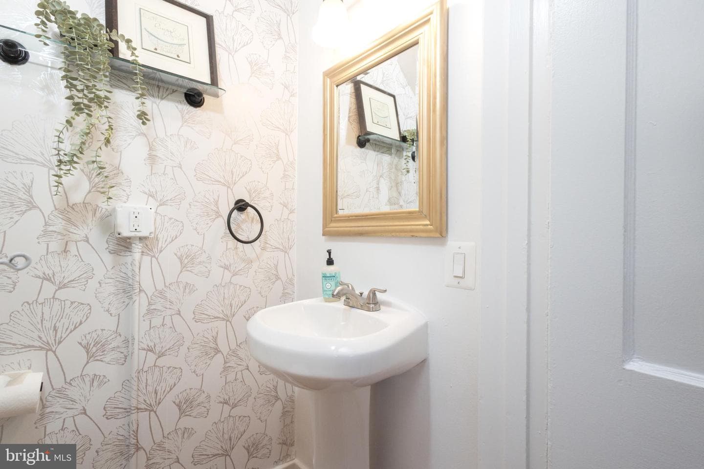 304 S Veitch Street photo 8
