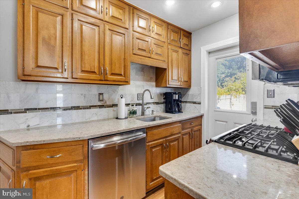 411 S Veitch Street photo 9