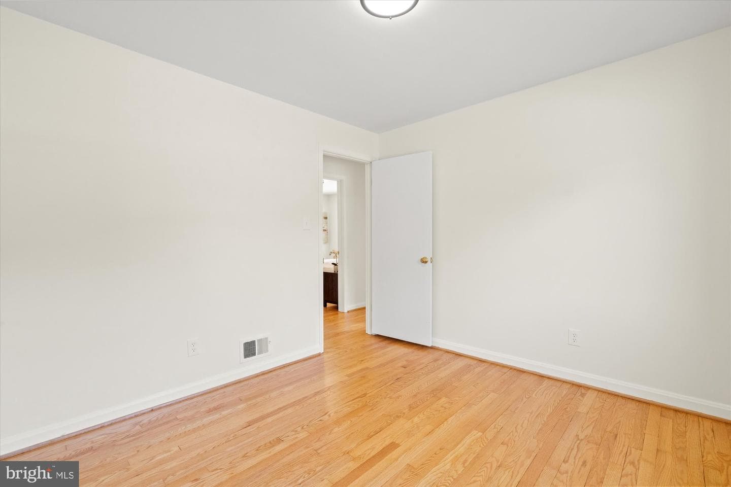 3907 N Woodstock Street photo 29