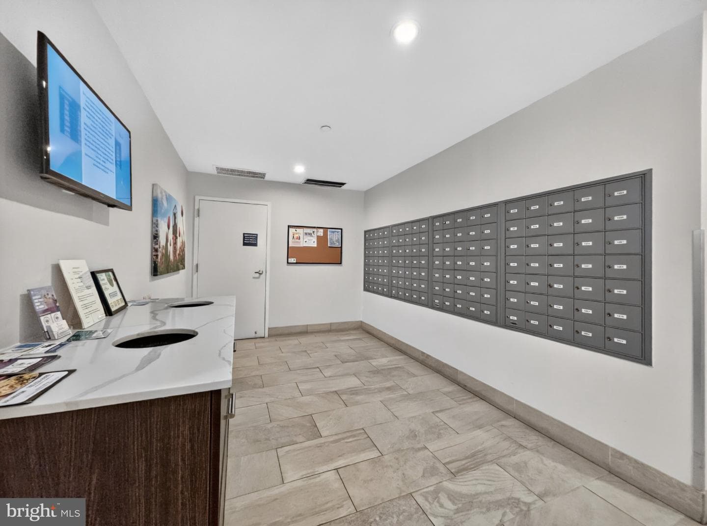 1301 N Courthouse Rd # 1803 photo 28