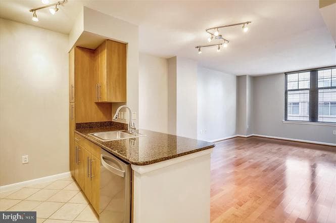 1021 N Garfield Street #804 photo 6