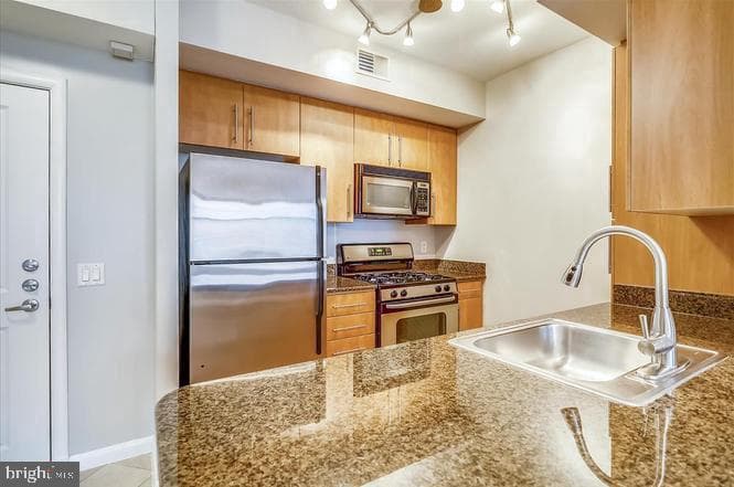 1021 N Garfield Street #804 photo 8