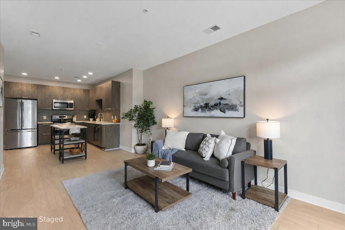 989 S Buchanan Street #214, Arlington
