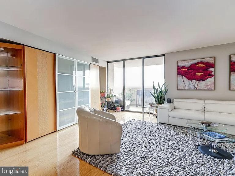 1101 S Arlington Ridge Road #913, Arlington