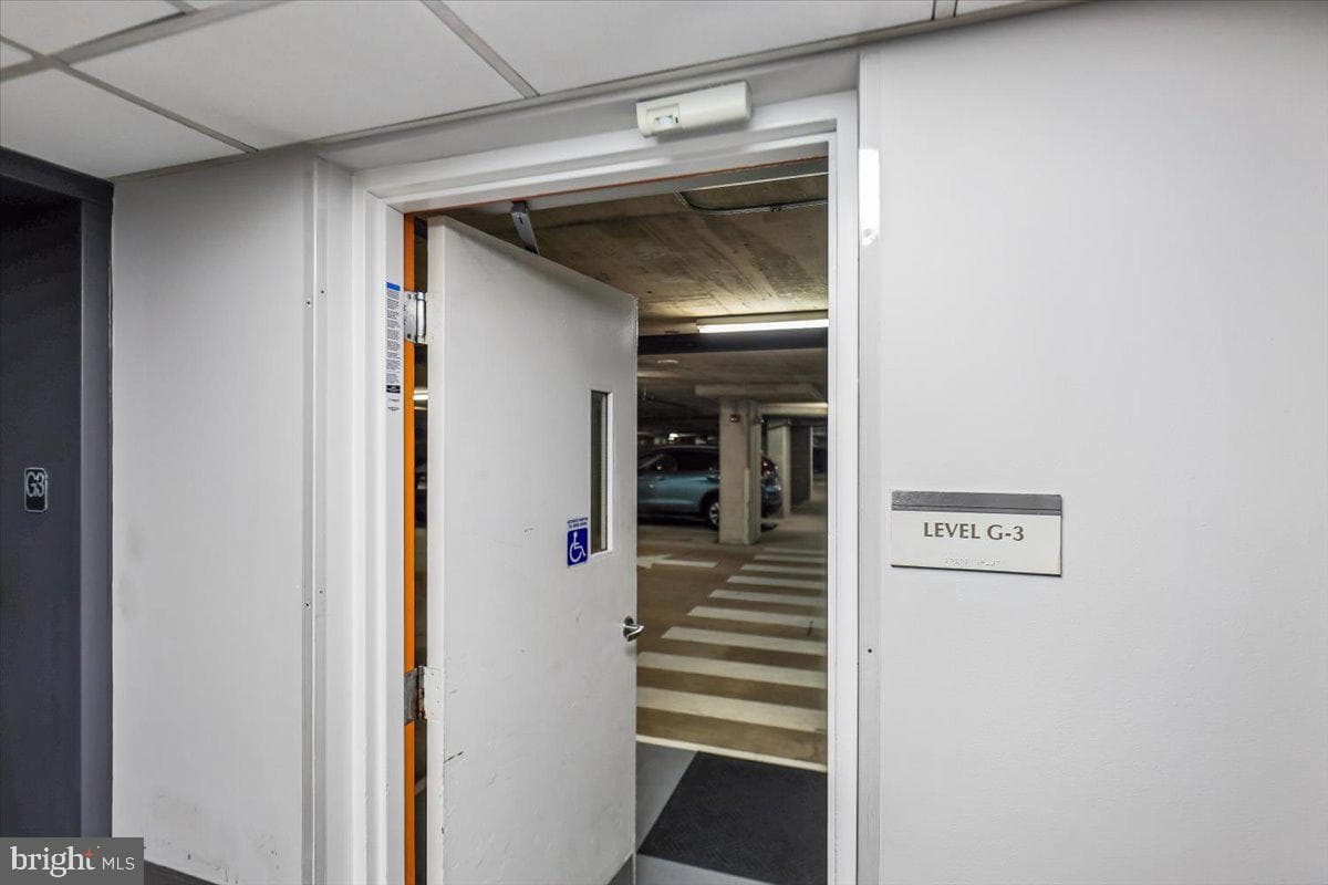 851 N Glebe Road #1003 photo 17