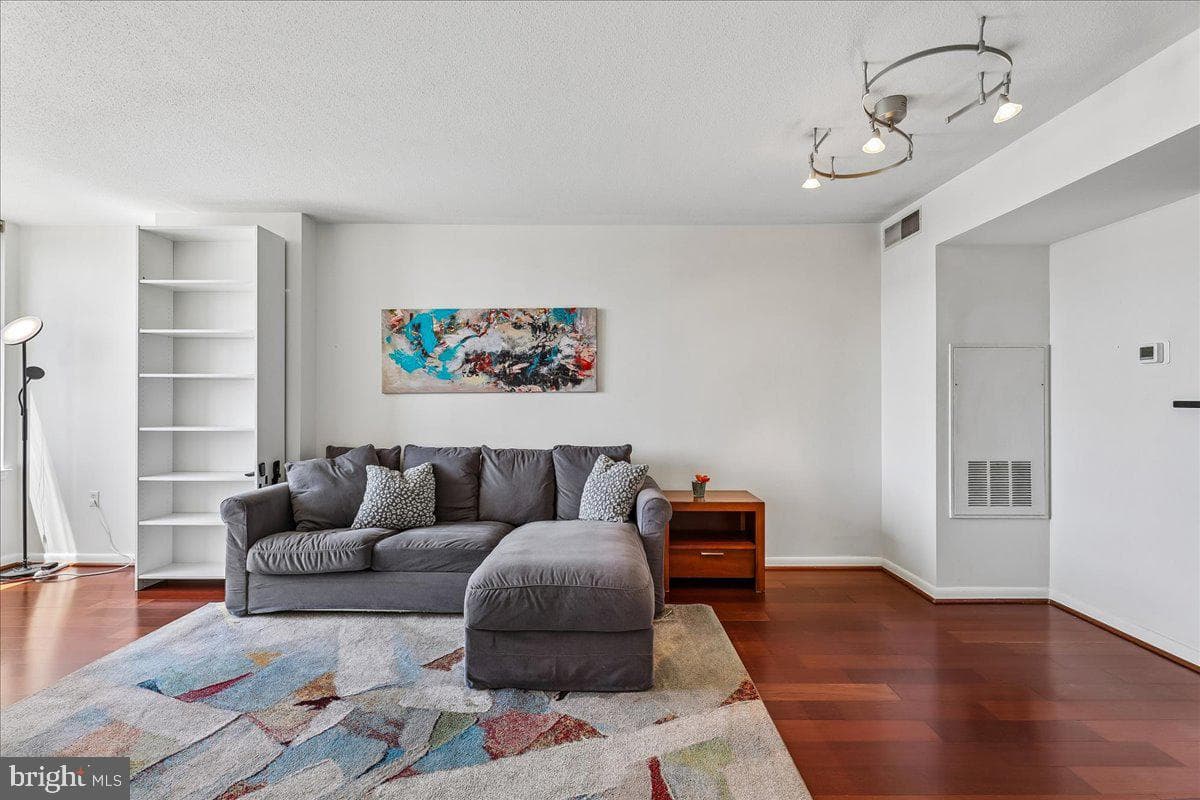 851 N Glebe Road #1003 photo 3