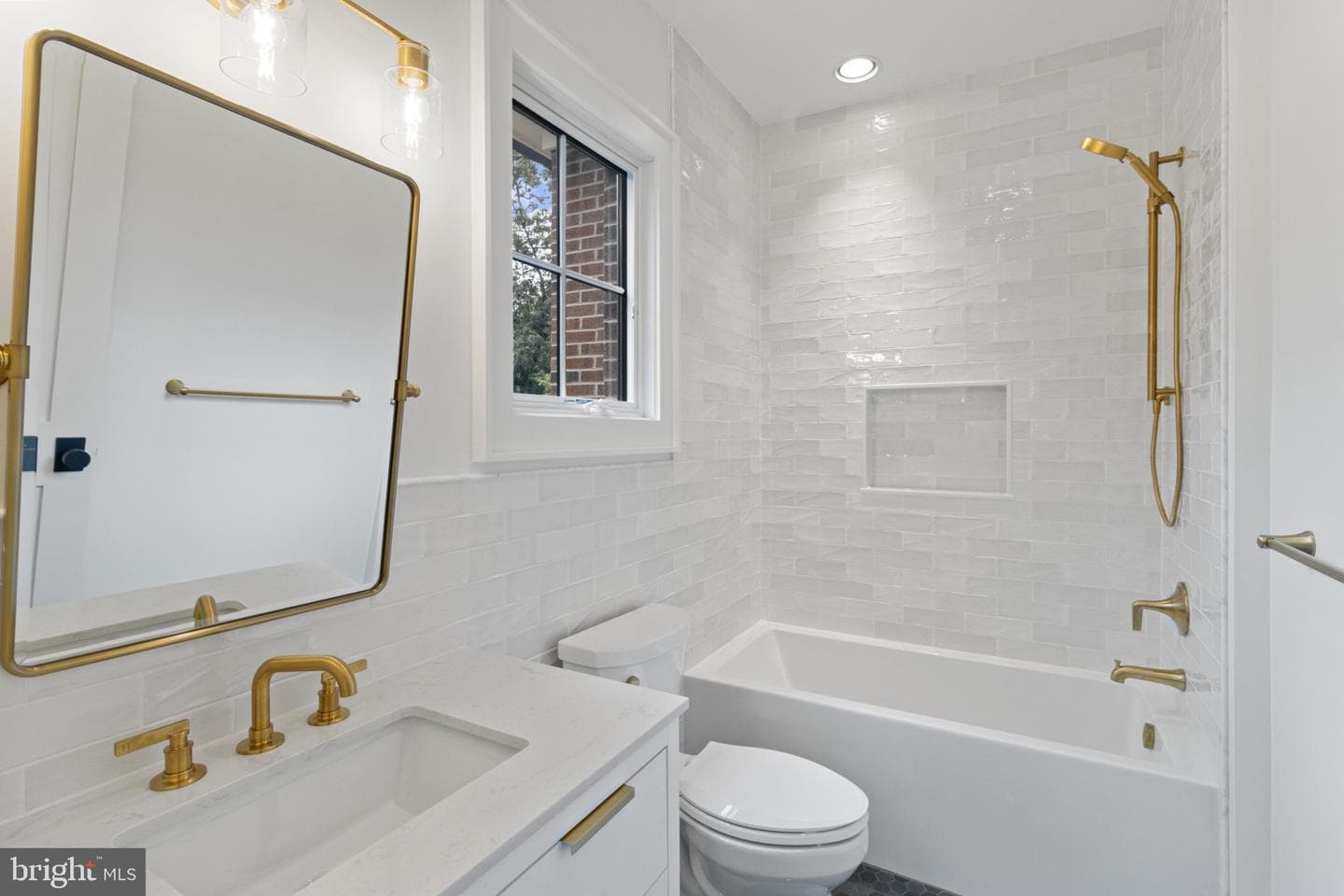 1709 N Harvard Street photo 23
