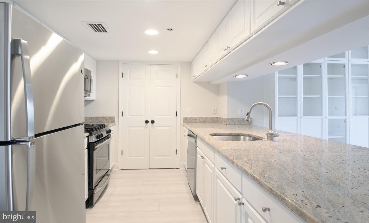 1276 N Wayne Street #908 photo 3
