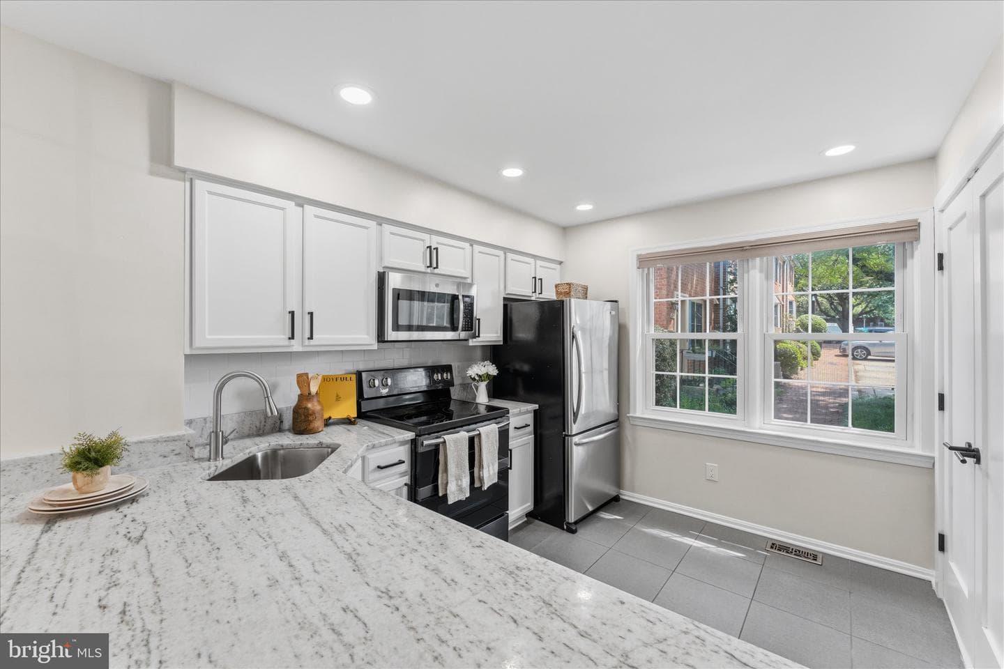 832 N Frederick Street photo 3