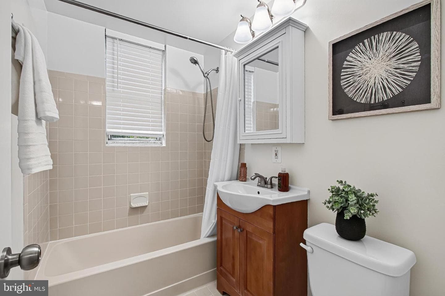 1752 N Rhodes Street #325 photo 15