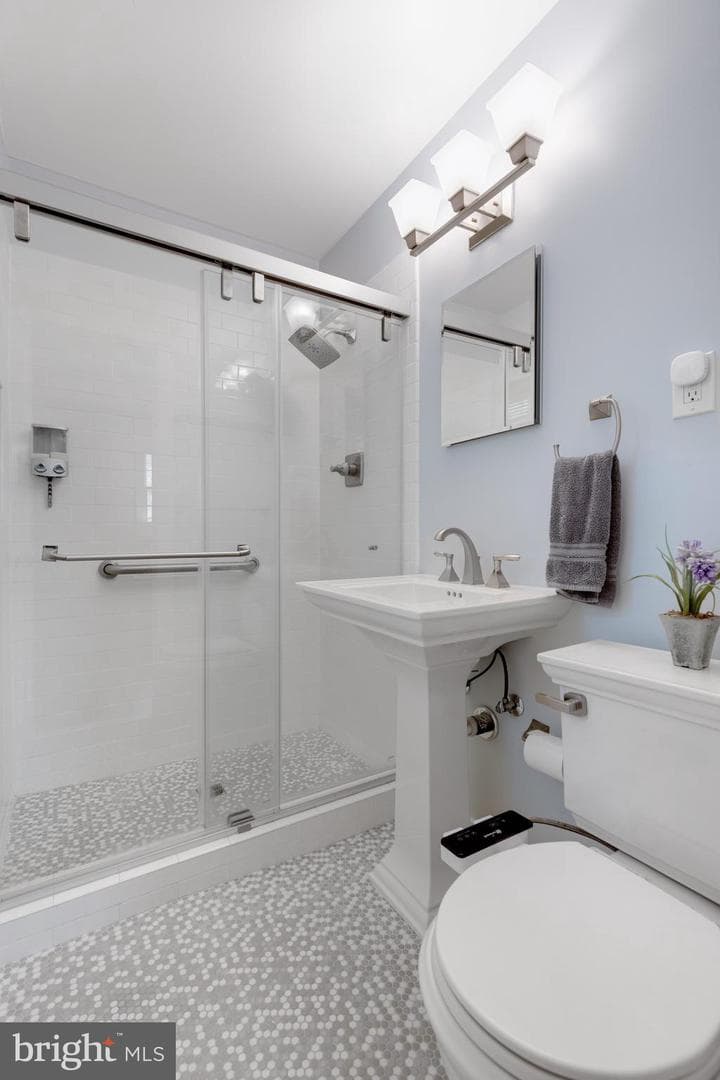 2207 N Kenmore Street photo 21
