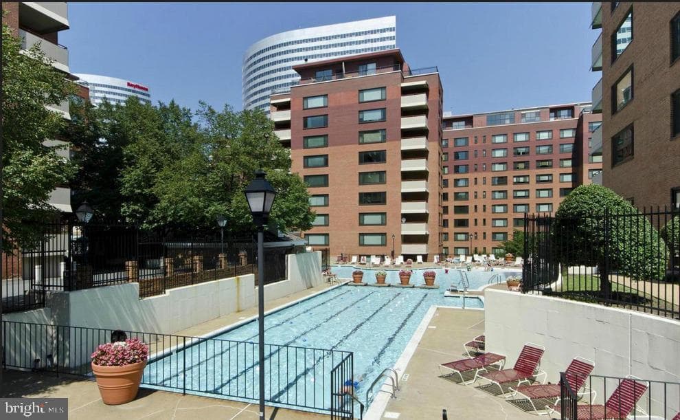 1121 Arlington Boulevard #825 photo 3