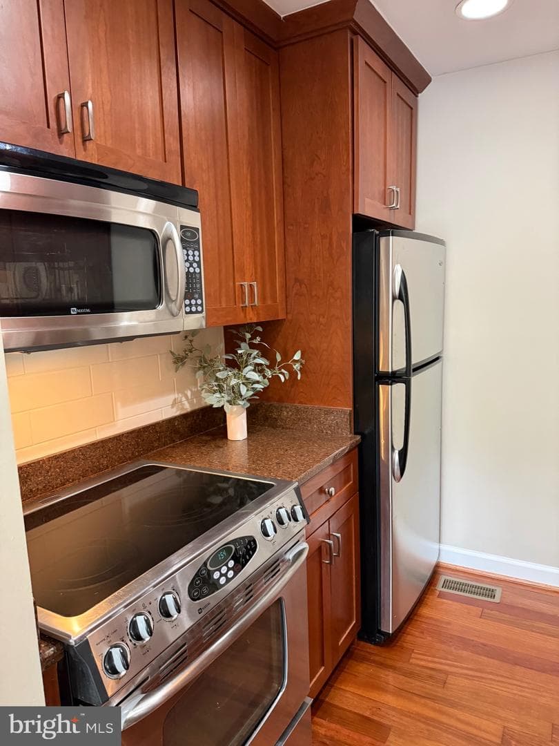 1306 Chetworth Court photo 12