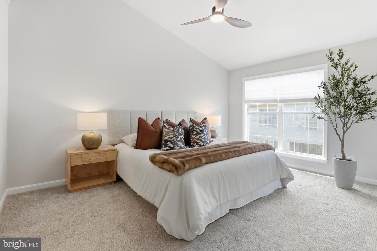 1734 Kingsgate Court #302 photo 16